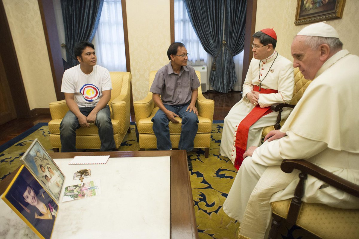 ANCALERTS's tweet photo. #PopeFrancisPH &amp; Cardinal Tagle console dad of Kristel Pasadas, girl who died in Tacloban mass. (Photos via Reuters) http://t.co/aRK4DNXfTV