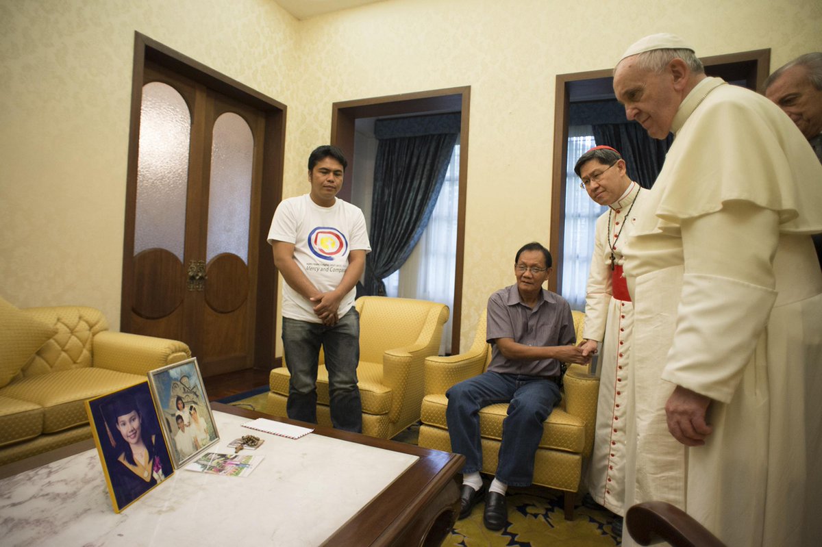 ANCALERTS's tweet photo. #PopeFrancisPH &amp; Cardinal Tagle console dad of Kristel Pasadas, girl who died in Tacloban mass. (Photos via Reuters) http://t.co/aRK4DNXfTV