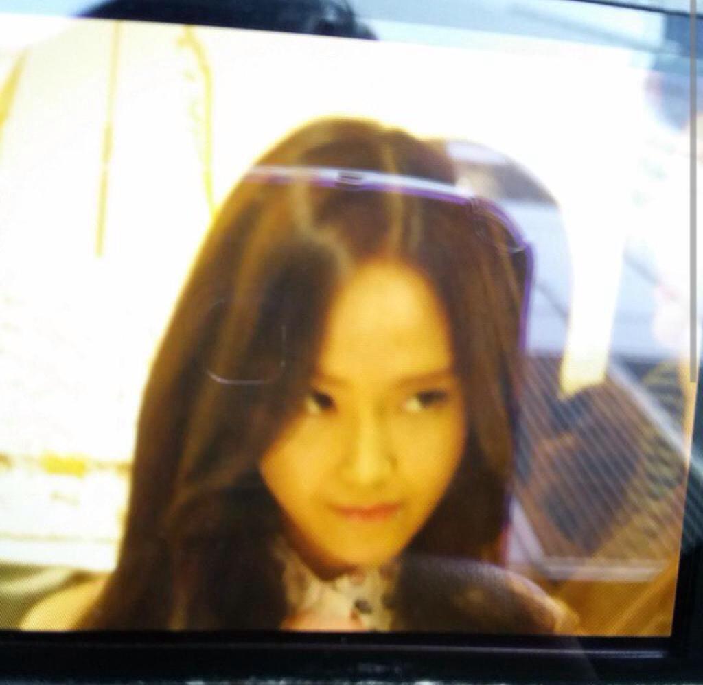 [PIC][18-01-2015]Jessica khởi hành đi Hồng Kông để tham dự sự kiện "Anya Hindmarch" vào chiều nay B7s49hjCAAAjntX