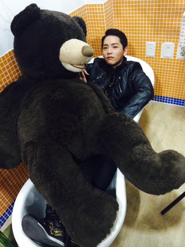 B7s7U0zCcAANbGm.jpg:large