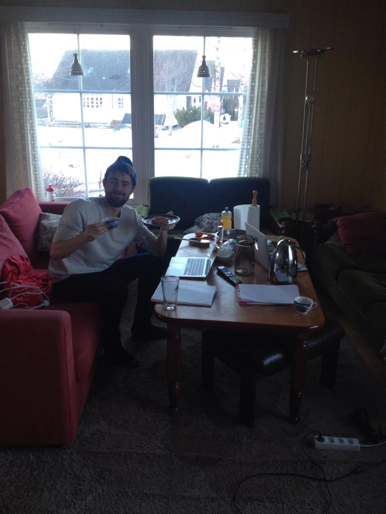 Offesiel åpning av #Hjemmekontoret2015 hos Keegdalen. Jan er i storslag! #cumihaag #suboptimal #maximeramandagen