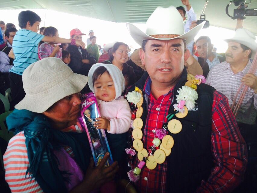 ConEsequiel's tweet photo. El gesto más grande que puede obtener hoy fue ver las 2 mil sonrisas de los niños del Municipio de Sn José del Rincón http://t.co/1pFLL8f8cN