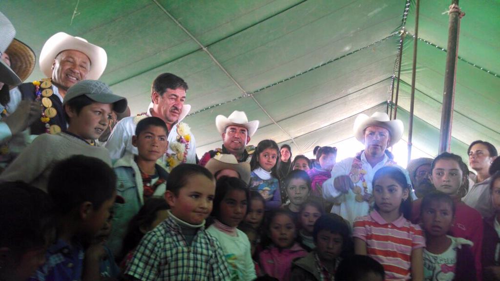 ConEsequiel's tweet photo. El gesto más grande que puede obtener hoy fue ver las 2 mil sonrisas de los niños del Municipio de Sn José del Rincón http://t.co/1pFLL8f8cN