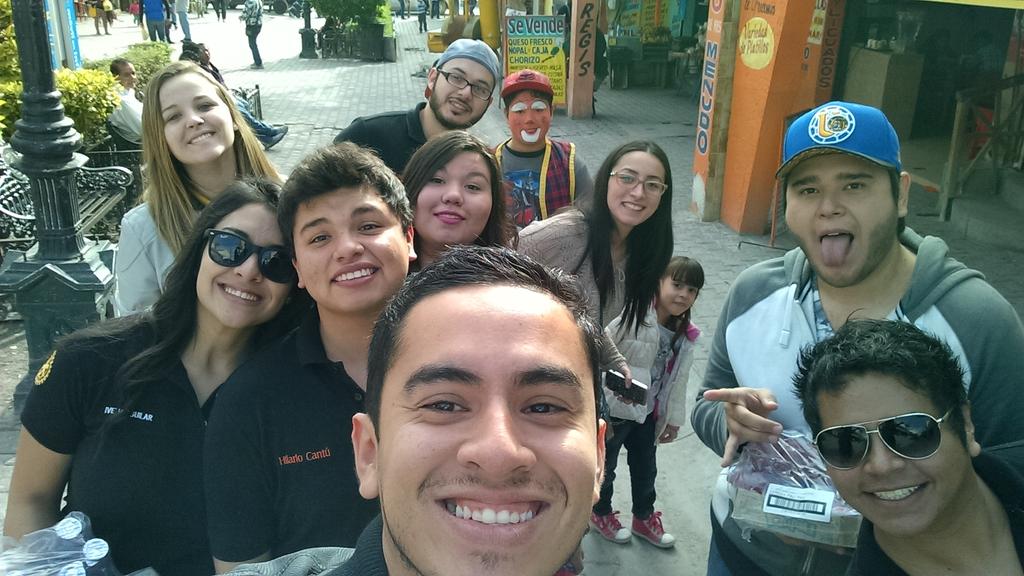 carlongus's tweet photo. Repartiendo tortas #domingorotaract http://t.co/f3XzqogG3I