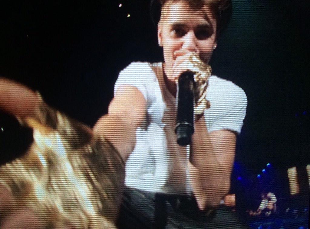 jewelslmao's tweet photo. Remember when we dated for 2 seconds #GoBackOnTour  @justinbieber http://t.co/p15KY0fflV