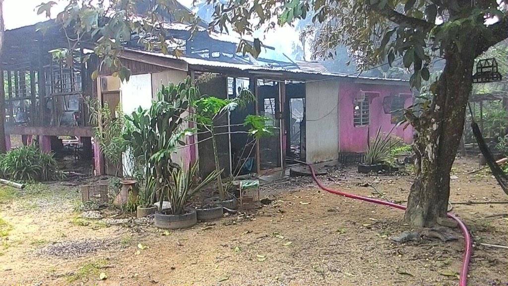 tun_aiman's tweet photo. @bombaJBPM Rumah pusaka arwah Opah terbakar baru 15 minit yg lepas. @KP_bombaJBPM #Tkasih Peg &amp; Angota Bomba Lenggong http://t.co/k6waJa7mQa