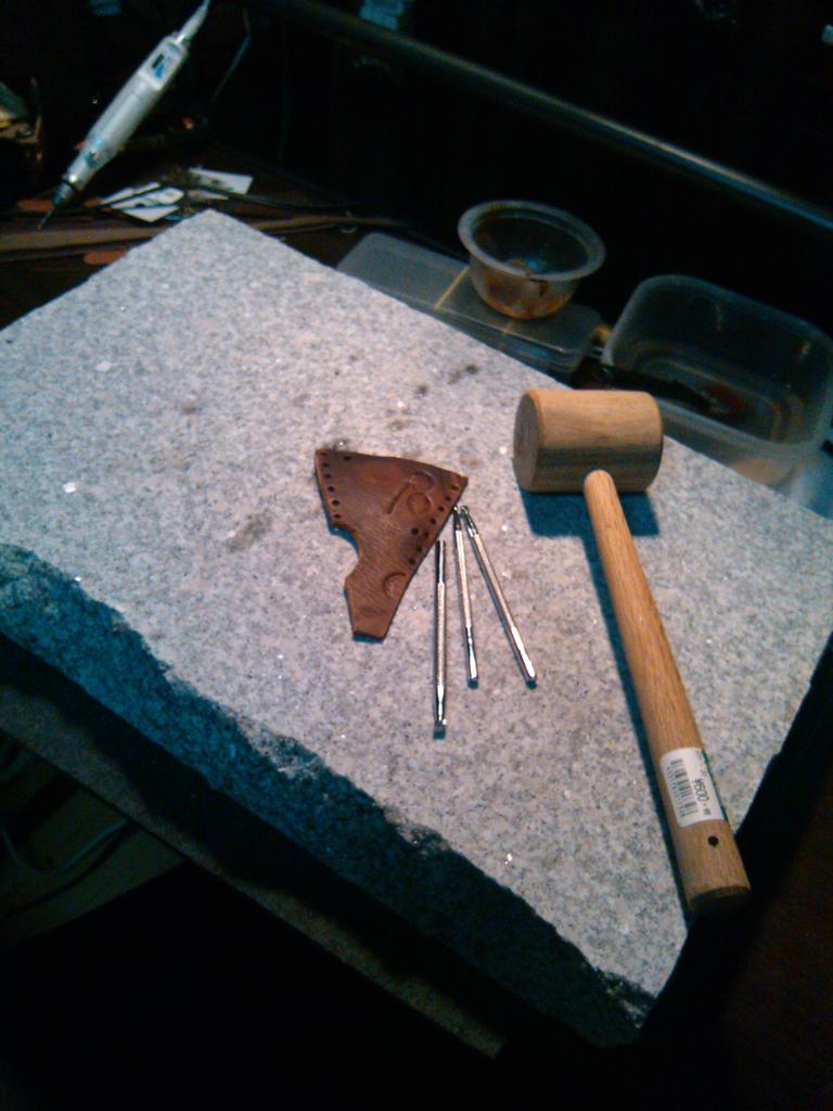 טוויטר しめ鯖 6刷目 異世界に一番近い場所 בטוויטר レザーカービングやる上で防音のための敷き板となる専用の大理石板 がダイソーのまな板よりもちっこくて薄い奴で四千円近くしてどうしたもんかと考えてましたが ホームセンターの庭用の御影石板なら人を撲殺