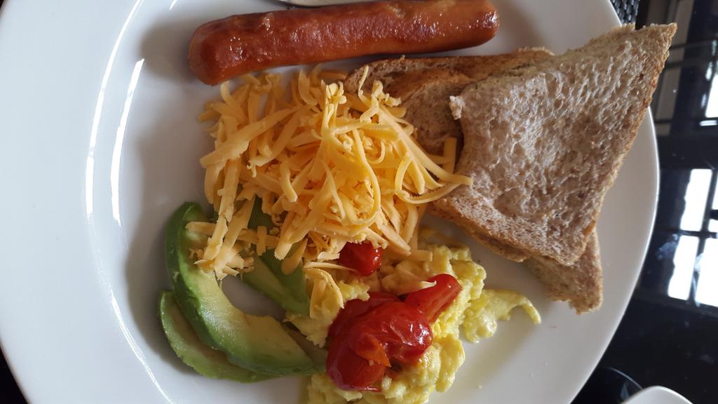 dr_lovelee's tweet image. Brekky with fam... bae, lil'brother Les &amp;amp; brother cuz Thushego... #SimpleFoods made and shared with #SoMuchLove ❤❤❤