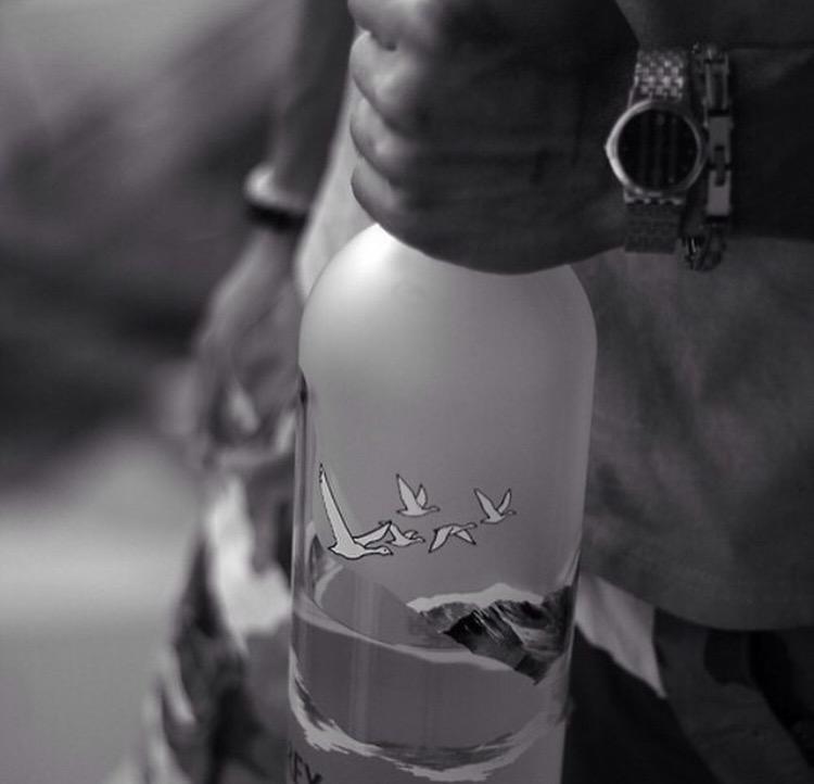ToTheLifeStyle's tweet image. Bottoms up. Grey Goose.