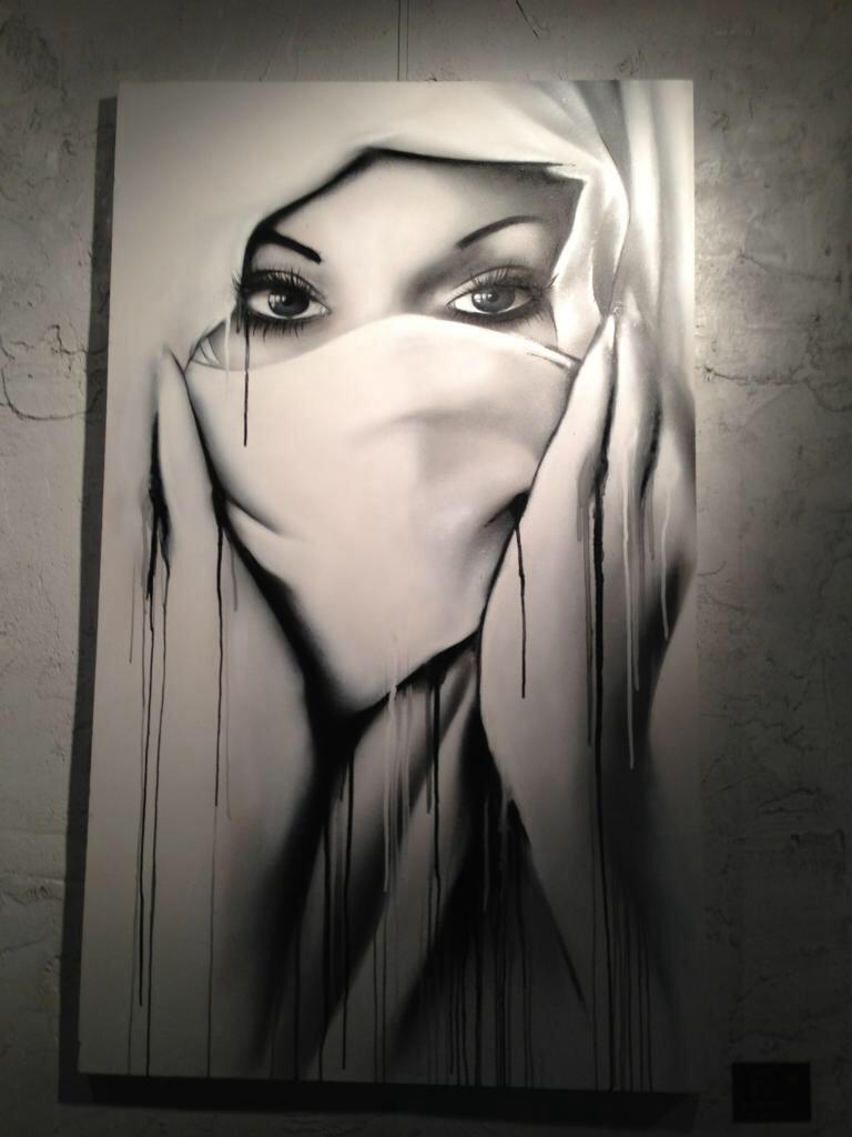Rahaf123rt's tweet photo. صورة متقنة جداً استخدم فيها بخاخ الألوان فقط دون ريشة أو أقلام رسم! أليست جميله ! http://t.co/v6KakdAnkq"