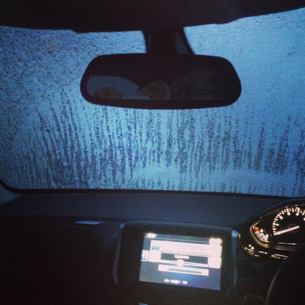 LNewts25's tweet image. Sooo pretty!! #icepatterns #ice #car #cold #nodeicer