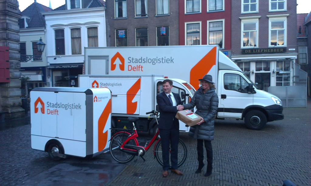 KeesWillem99's tweet photo. De overhanding pakket aan #stefanbrandligt van gemeente #delft #stafslogistiek http://t.co/XViuz7semQ