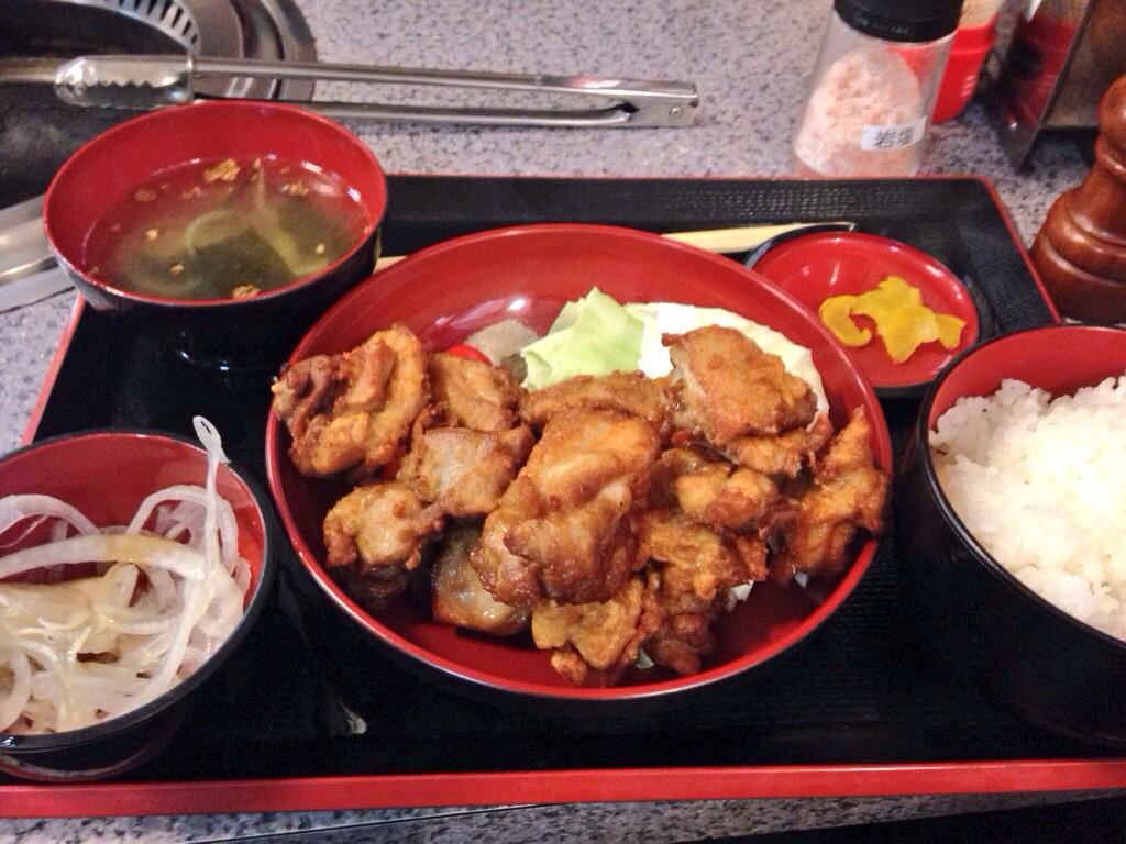 兵県大男子学生のための飯屋bot 姫路炭火焼肉 牛凪 ぎゅうなぎ ここはランチをやっていて 唐揚げ 定食500円か日替わり定食500円がcp高い ご飯お代わり自由はもちろんのこと なんと唐揚げに関しては唐揚げも食べ放題 ジューシーなもも肉と焼肉屋の白飯