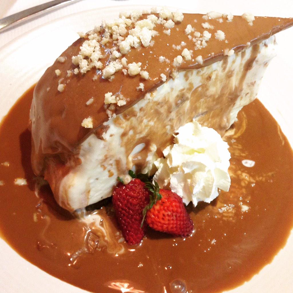 Decadent desserts to help get you through another dull Monday. #dezerts #Brighton #dessert sydneyfoodlovers.com.au/dezerts-bright…