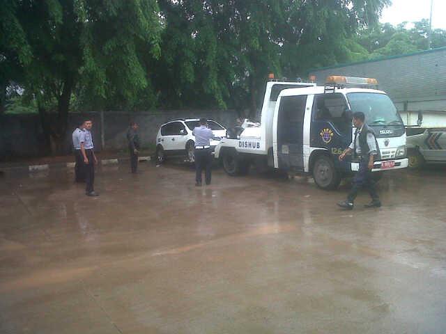 affandik22's tweet photo. Anggota terminal mengatur lokasi parkir hasil penertiban parkir liar di pemuda agar mudah di pantau keamanan nya http://t.co/Hx3uv03Lv3