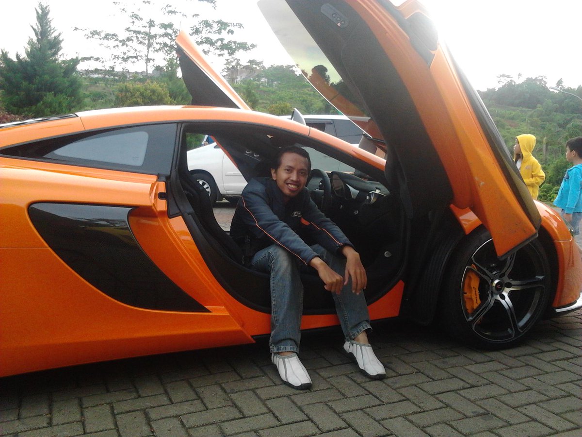 Mumpung lg motret orang tajir, mobilnya ane pake buat narsis.