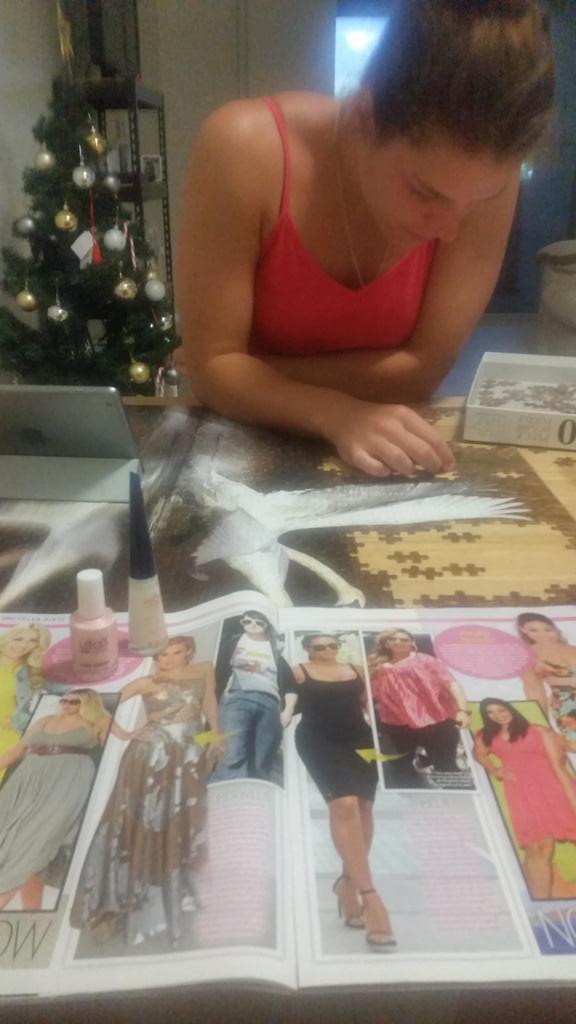 phaniecumming's tweet photo. We are great at puzzles, well she is and I'm good at trashy mags and painting nails #hinderingprogress @rfadljevic http://t.co/H8YneGPLXS