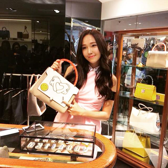 [PIC][18-01-2015]Jessica khởi hành đi Hồng Kông để tham dự sự kiện "Anya Hindmarch" vào chiều nay B7t2mzdCYAE-Wc3