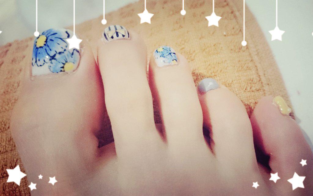 中島亜梨沙 春が早く来ますように ということで お花柄のフットネイルにしてみました I Can T Wait For Spring To Come 明日の22時から 銭の戦争 の第３話に出演します 良かったら観て下さい Http T Co Xhzkt1olb1 Twitter