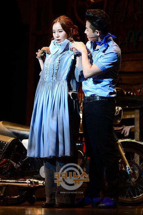 KSeriesAD's tweet photo. มีนักแสดงหลายหลายคนที่แสดงทั้งซีรี่ส์และ Musical สวยหล่อไม่พอ แถมยังร้องเพลงเพราะ เช่น จูวอน จีชางอุค อีฮานี คิมเยวอน http://t.co/NCMsFVkHjH