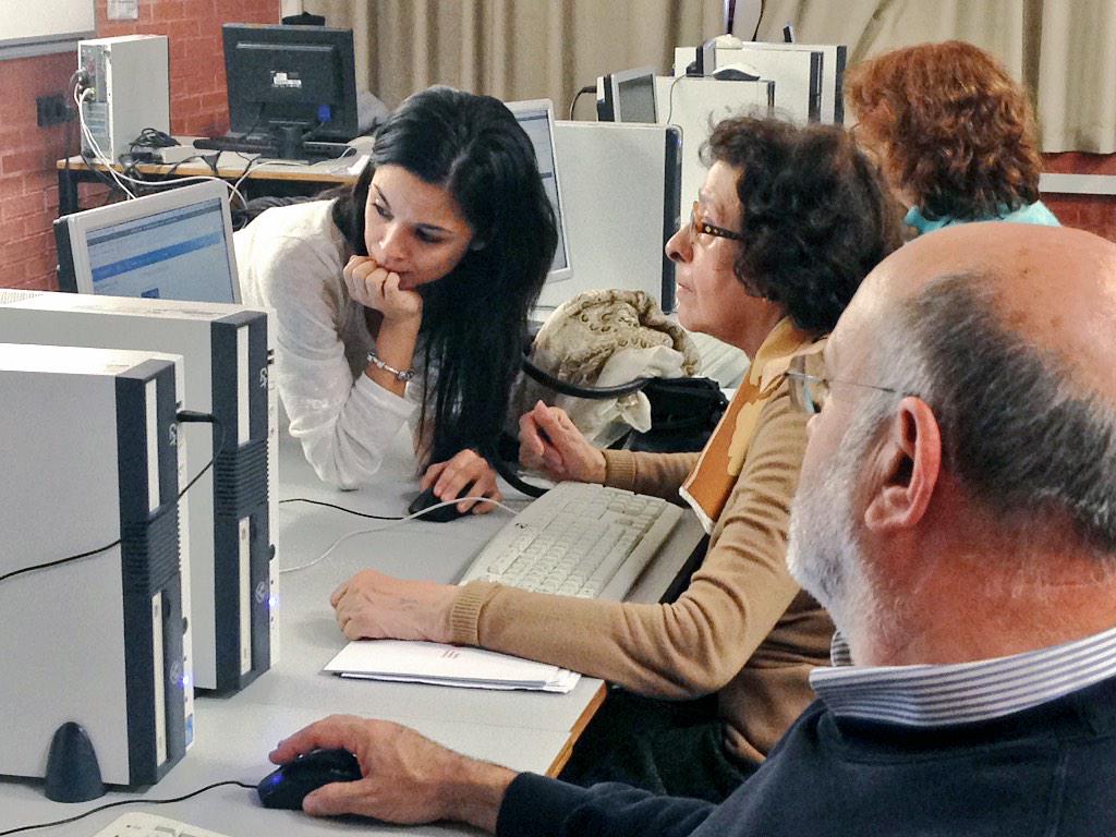 Una maravillosa energía proviene cuando se ayuda a alguien. #MayoresMovilizados en la #UniversidadDeValencia