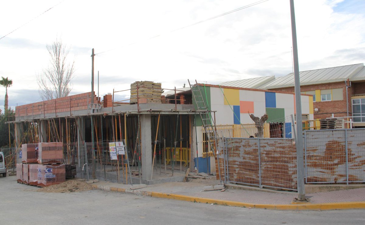 MAngelesTunez's tweet photo. Hoy hemos visitado junto a @PedroASanchez9 las obras de ampliación y mejora del CEIP Asunción Jordán de @PtoLumbreras http://t.co/kCCVQZ5cLt