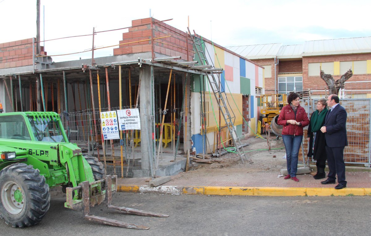 MAngelesTunez's tweet photo. Hoy hemos visitado junto a @PedroASanchez9 las obras de ampliación y mejora del CEIP Asunción Jordán de @PtoLumbreras http://t.co/kCCVQZ5cLt