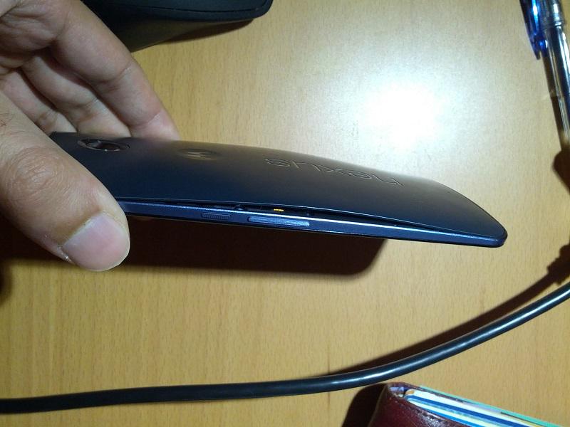 LowyatNET's tweet photo. .@google #Nexus6 back cover popping out, some caused by expanded battery: http://t.co/W0f74vdgkk http://t.co/n0lvDcTkkP