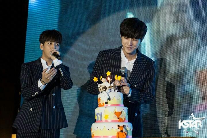 B14SG's tweet photo. Jinyoung with the bday cake we got for him  ♡ during #kstarff http://t.co/8ISZwjQ1Lv