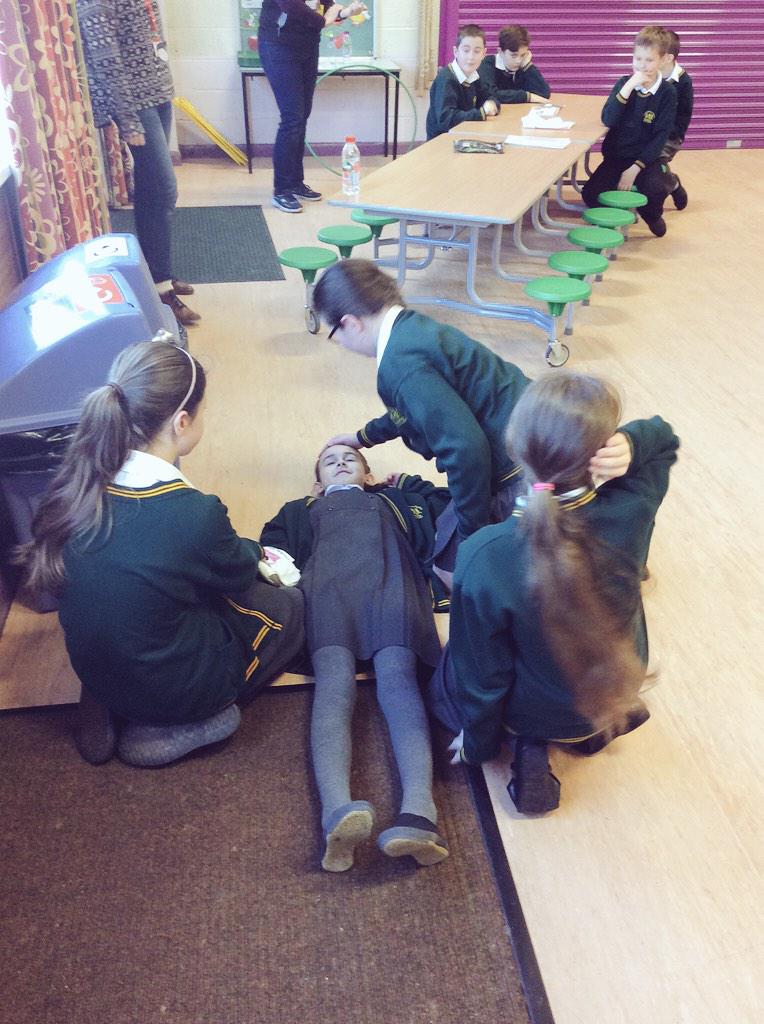 MrsWillcoxfps's tweet photo. What to do if somebody is bleeding #pressure #firstaid #HealthyLiving #healthweek @fazakprimary @BritishRedCross http://t.co/2QjbmB7O1S