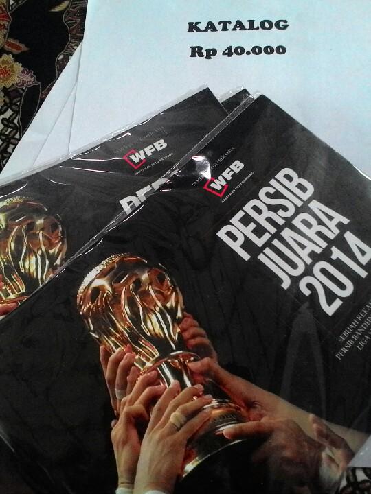 Katalog foto bersejarah ini bisa didapatkan langsung hanya di pameran, only 40K, stok MENIPIS ;)