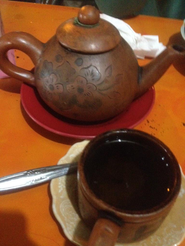 tripkuliner's tweet photo. Wah.. Hujan2 gini paling enak minum teh poci.. Juara... Lokasi cipinang.. #tripkuliner http://t.co/1w6hrJZgGs