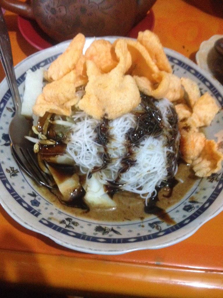 tripkuliner's tweet photo. Makan malam dgn ketoprak yang sudah lama terkenal dgn rasa yang juara.. #tripkuliner http://t.co/LRMgR24jEA