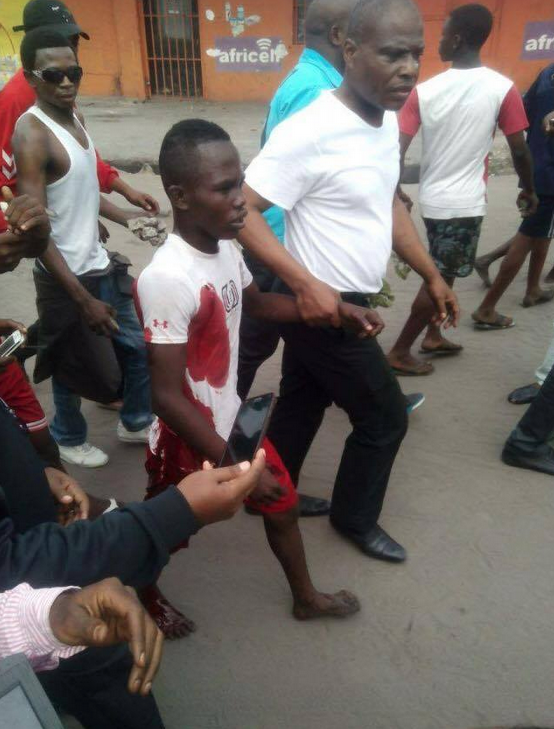 rogermusandji's tweet photo. @MartinFayulu tenant la main d'un jeune homme qui parait blessé. #Telema #RDC http://t.co/c7nXYZzc8y