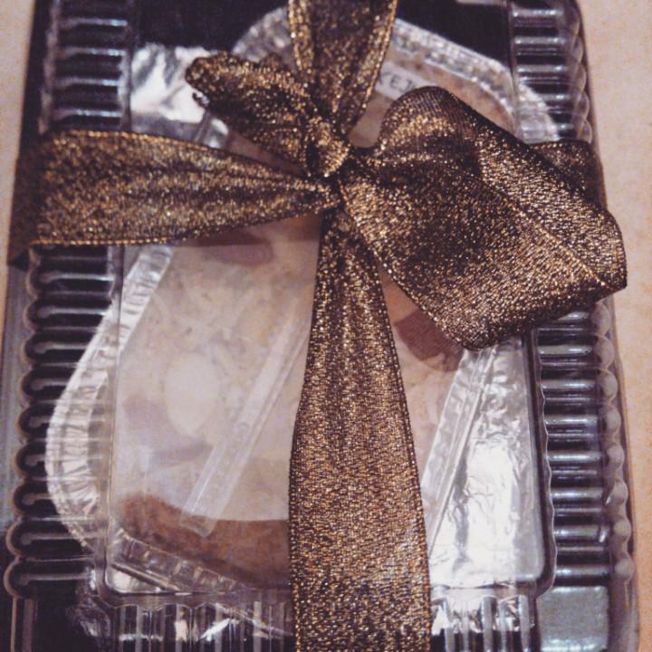 rumah_pastry's tweet photo. Special packaging untuk yang baru nikah.. Hehe.. http://t.co/qOWLVdMsUi
