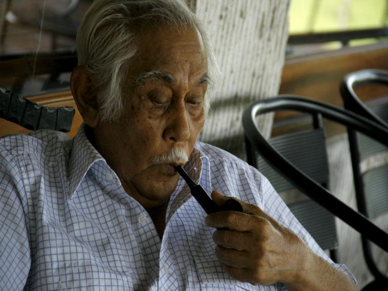 Feri_KLa's tweet photo. Inalilahi..."@VIVAnews: Bob Sadino Meninggal Dunia Akibat Saluran Pernafasan Kronis http://t.co/oly5OjsMZH http://t.co/Vg68Ulc95C"