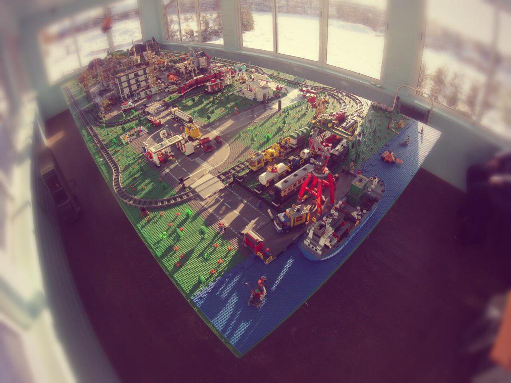 DachaProjectRus's tweet image. Наш маленький макет из Лего . #lego #lfhotel