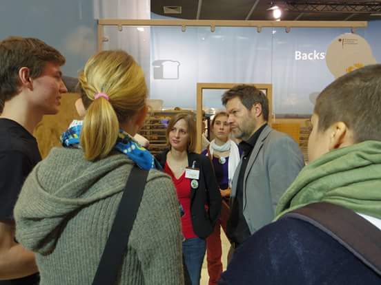 Max diskutiert mit Umweltminister <a href="/RobertHabeck/">Robert Habeck</a> neue Mobilitätskonzeptewie zB LokMob aus Flensburg #IGW2015 #foej