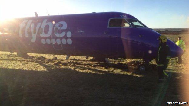 flightradar24's tweet photo. Flybe flight #BE202 (G-JEDM) comes off runway at Inverness Airport http://t.co/JVcxOyAS54 http://t.co/BUWz5rtpCO