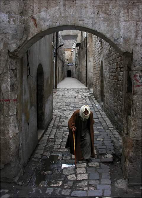 التاريخ مكتوب خلف أقدام هذا الرجل 
حلب حارات العتيقه