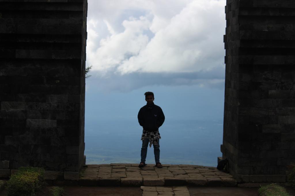 Candi di Atas Awan