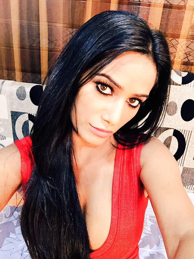 iPoonampandey's tweet photo. It was great talking to all you Guys on FOLLO App...Love you all Xoxo Muuuuaah http://t.co/50QJ1dqNc6