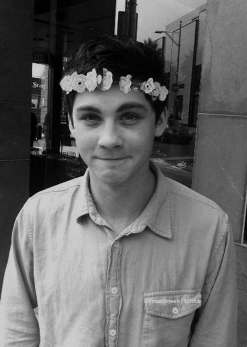 Eu também faço aniversário hoje . Feliz aniversário para mim e o Logan ! Happy Birthday Logan Lerman From Brazil 