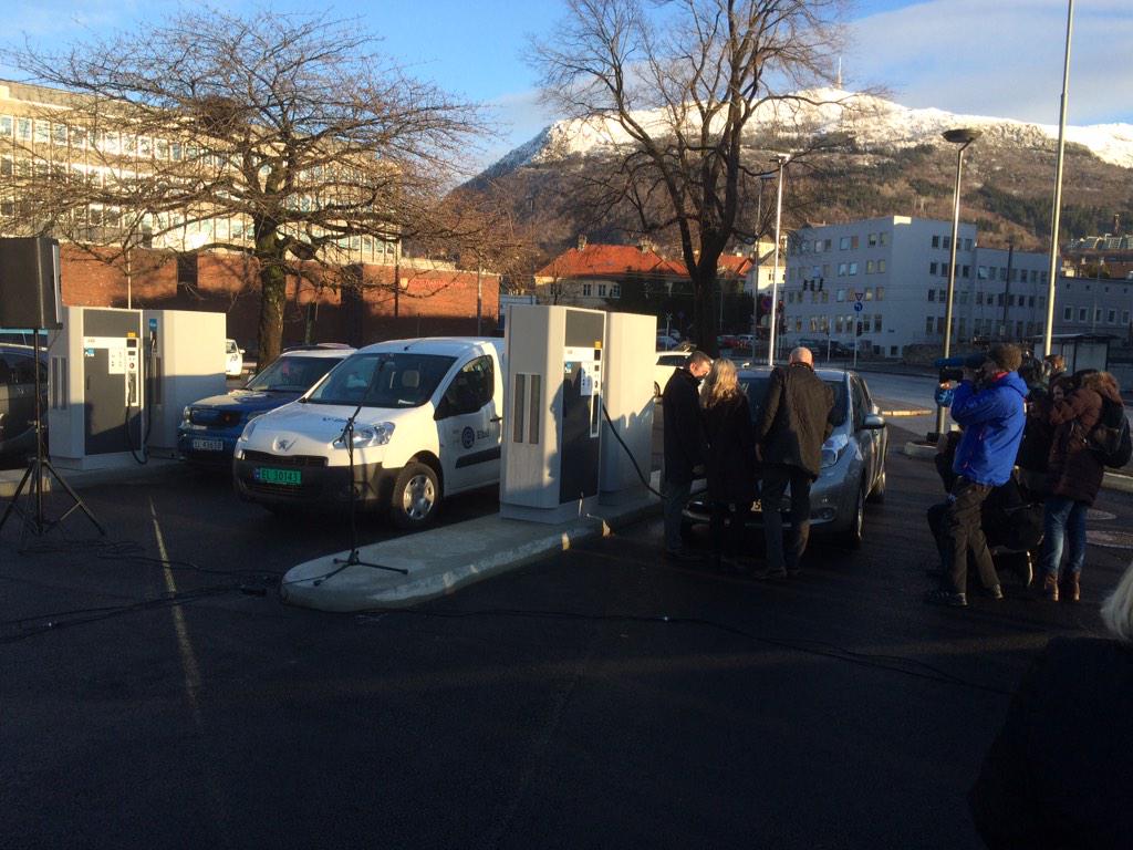 taleseverina's tweet photo. Verdens største hurtigladestasjon opna i Bergen. 14 ladingar samtidig! #hfk #eltalebahn http://t.co/ELFWk6gzDu