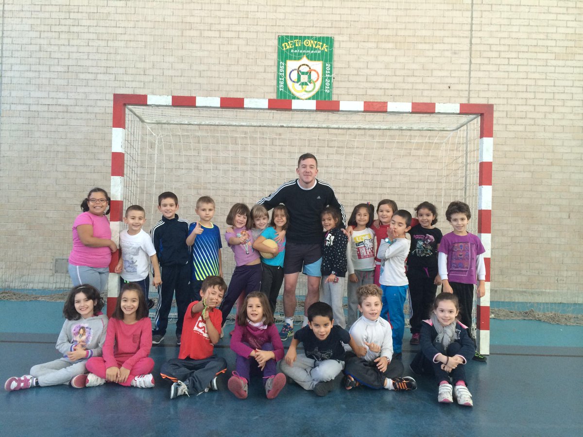 UoG_Gems's tweet photo. The new year hasn't brought you a job? We offer paid placements in Spain for #SportsEd or #SportsCoaching graduates! http://t.co/N5TDdPG994
