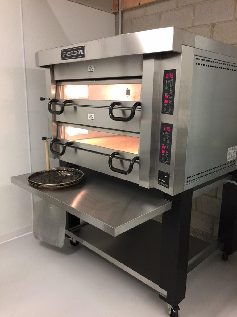 Zorbaz_HQ's tweet photo. Checking out zome new ovenz! #welovepizza #onlyatzorbaz http://t.co/sKhUTWi8Em