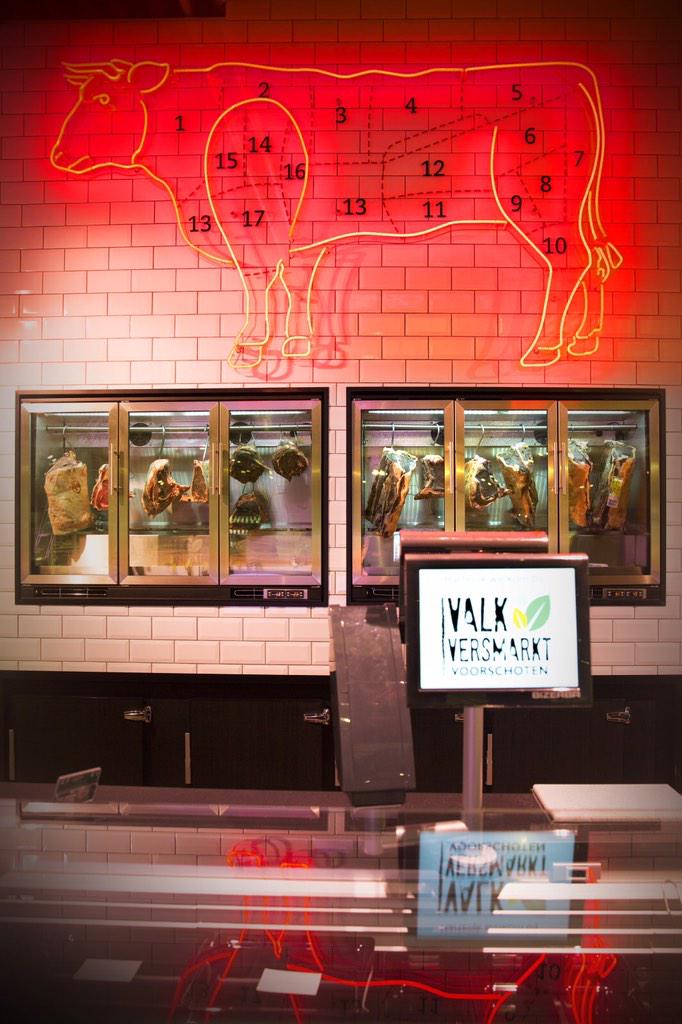Van der Valk opent supermarkt.  
Appelmoes met kers in blik.
bit.ly/1BrZHCw
