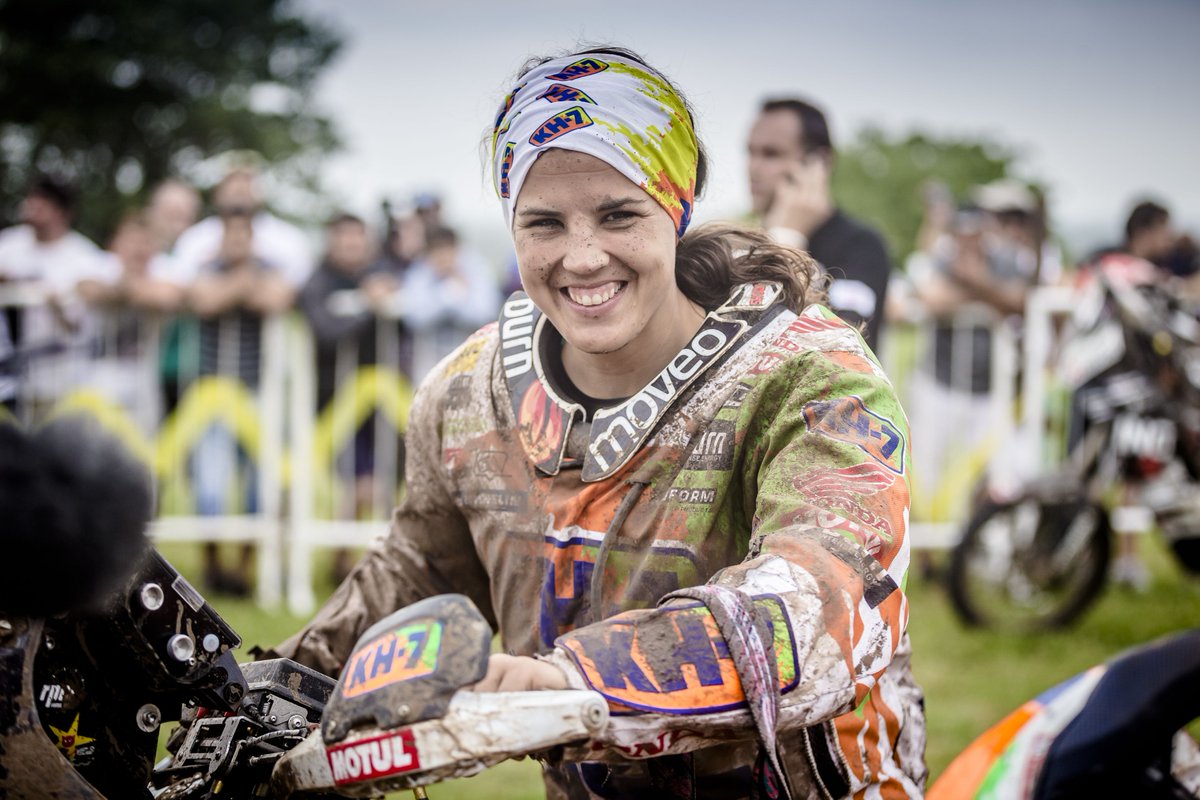 HondaMotoFr's tweet photo. #Dakar2015 - Mention spéciale à @LaiaSanz_ pour sa 9ème place au classement général ! #TeamHRC http://t.co/2jz77JC0tc