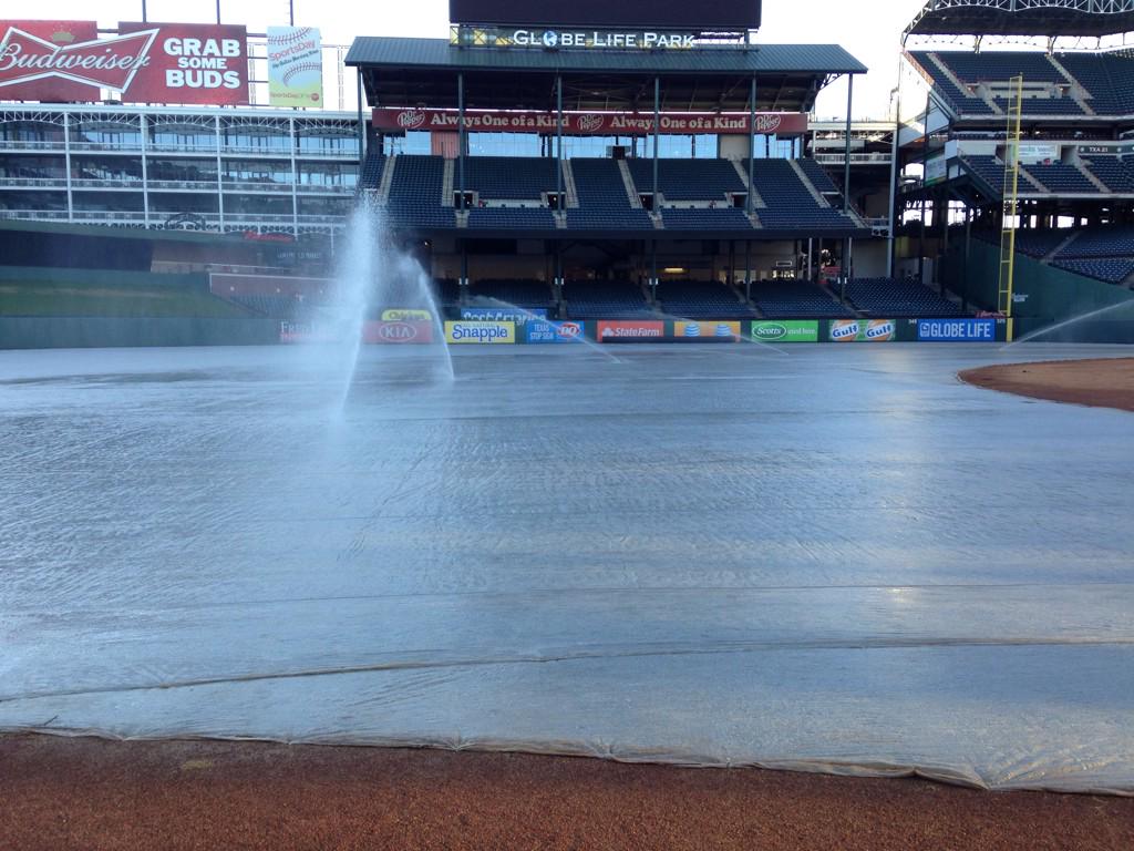 TXGroundsCrew's tweet photo. Early morning water + blankets + highs in the 60s = Germinating Ryegrass. #goodWeather #optimalConditions http://t.co/RoAHAGJ5Rc