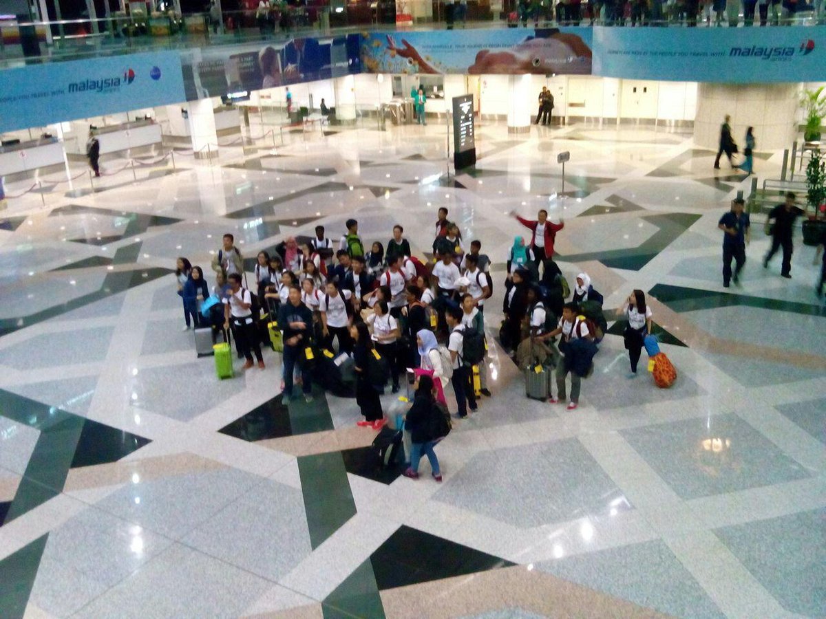 AFSMalaysia's tweet photo. See you all in 6 months time!!!! off they go to the USA!!! Good luck! #studyabroad #afseffect #yesprograms http://t.co/gb48735WZM